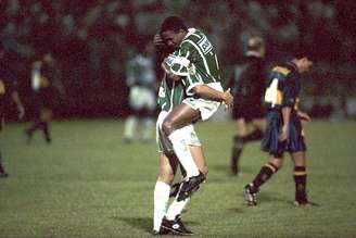 Cesar Sampaio (direita), abraça o companheiro Evair após um dos gols do Palmeiras na vitória sobre o Boca Juniors em partida válida pela Taça Libertadores da América de 1994, no estádio Palestra Itália, na capital paulista