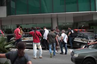 Um policial civil morreu e outros dois ficaram feridos após uma troca de tiros entre policiais na tarde desta sexta-feira (19) em um prédio anexo do Hospital Monte Sinai, no Bairro Dom Bosco, em Juiz de Fora. Segundo as informações preliminares da Polícia Militar (PM), dois policiais civis de Minas Gerais viram homens armados, que eram policiais civis de São Paulo à paisana, e iniciaram a abordagem a eles. Um policial paulista teria visto a cena e atirado contra os policiais mineiros, iniciando um tiroteio. Um agente da polícia de Minas morreu no local e um de São Paulo ficou ferido e está no Centro de Tratamento Intensivo (CTI) da unidade. Os policiais paulistas escoltavam um detento em tratamento na unidade.