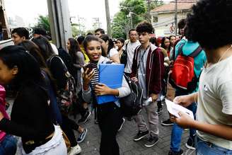 Candidatos começam entrar na Faculdade Uninove na Barra Funda, zona oeste da capital, para o primeiro dia de provas do Exame Nacional do Ensino Médio 