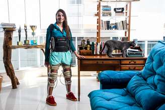 Ex-atleta Laís Souza, tetraplégica após acidente, consegue ficar em pé com o aparelho orthowalk