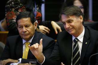 O presidente eleito Jair Bolsonaro (PSL)(d) e o vice-presidente eleito, Hamilton Mourão (PRTB), durante sessão especial realizada no Congresso Nacional, em Brasília, para celebrar os 30 anos da Constituição, nesta terça- feira, 06.