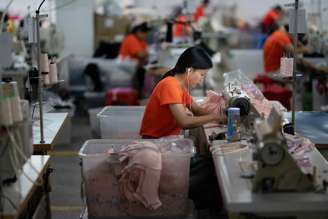 Funcionários trabalham em fábrica em Dongguan, na China 29/08/2018 REUTERS/Stringer 