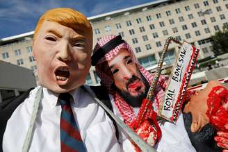 Ativistas vestidos como presidente dos EUA, Donald Trump, e príncipe saudita, Jamal Khashoggi, durante protesto em frente ao Departamento de Estado dos EUA em Washington 19/10/2018 REUTERS/Kevin Lamarque
