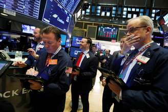 Operadores trabalham no pregão da Bolsa de Valores de Nova York (NYSE) 9/11/2018. REUTERS/Andrew Kelly 
