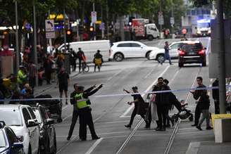 Homem esfaqueia pedestres e explode carro em Melbourne