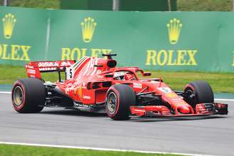 Largando com os pneus macios, Vettel se diz preocupado com menor aderência