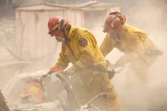 Bombeiros vasculham casa destruída pelo Incêndio Fire em Paradise, na Califórnia 13/11/2018  REUTERS/Terray Sylvester