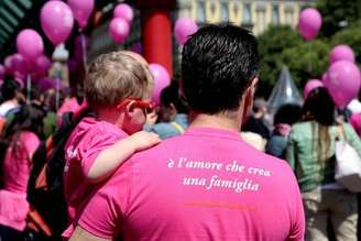 'É o amor que cria uma família', diz camisa em protesto de casais gays na Itália