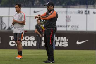 O técnico Jair Ventura quebra a cabeça para armar o Corinthians (Foto: Daniel Augusto Jr)