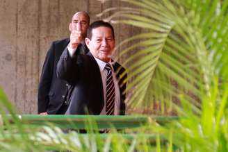 O vice-presidente eleito Hamilton Mourão chega ao Centro Cultural Banco do Brasil (CCBB), em Brasília (DF), onde funciona o gabinete de transição do governo, nesta quinta-feira (22).