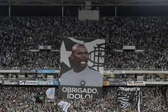 O goleiro Jefferson, do Botafogo, é homenageado antes do início da partida contra o Paraná 