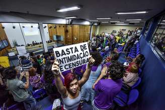 Manifestantes prós e contras o projeto de lei do vereador Wagner Balieiro (PT), chamado de "Escola sem Censura", lotam a plenária da sessão realizada na Câmara dos Vereadores de São José dos Campos, interior paulista