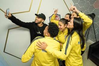Brasileiras do Resenha 013 participaram de quiz com Neymar (Foto: Hadrien Picard/Red Bull Content Pool)