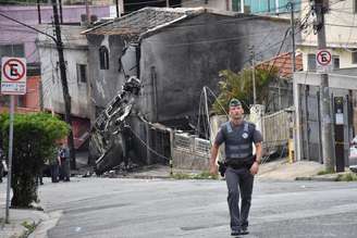 Avião atingiu casas na região do Campo de Marte, em São Paulo