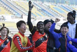 Negueba marcou o gol do empate do Gyeongnam no último jogo do Campeonato Coreano (Divulgação)