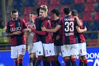 Jogadores do Bologna comemoram gol na vitória sobre o Crotone