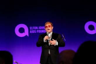 Elton John discursa durante o baile da Elton John AIDS Foundation em Nova Iorque