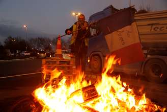 Manifestante com colete amarelo, símbolo do protesto contra alta nos preços dos combustíveis na França 04/12/2018 REUTERS/Pascal Rossignol