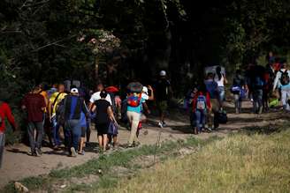 Venezuelanos carregam pertences após entrar ilegalmente na Colômbia 25/08/2018  REUTERS/Carlos Garcia Rawlins 