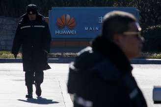 Agentes de segurança vigiam portão do complexo do escritório da Huawei em Pequim 6/12/ 2018.  REUTERS/Thomas Peter 