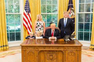 Nick Ayers com o presidente Donald Trump no Salão Oval da Casa Branca 28/07/2017 Cortesia da Vice-Presidência/Divulgação via Reuters