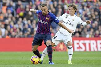 Arthur recebe a marcação de Modric no clássico diante do Barcelona, em outubro (Foto: AFP)