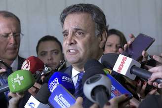 O senador Aécio Neves fala com jornalistas após ser alvo da Operação Ross