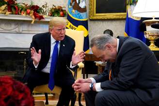 O presidente dos Estados Unidos, Donald Trump, durante conversa com o líder democrata no Senado, Chuck Schumer e a líder democrata na Câmara, Nancy Pelosi (que não está na foto), no Salão Oval, na Casa Branca
11/12/2018
REUTERS/Kevin Lamarque 