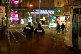 Policiais fazem o perímetro da área após o tiroteio em Estrasburgo