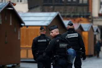 Policiais franceses vigiam feira de Natal, fechada depois de ataque em Estrasburgo 12/12/2018 REUTERS/Vincent Kessler