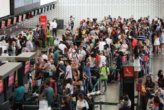 Passageiros do Aeroporto Internacional de Cumbica, na cidade de Guarulhos, enfrentam o terceiro dia de filas na área do embarque doméstico no Terminal 2 neste domingo, 16. O aeroporto tem 35% dos voos atrasados ou cancelados.