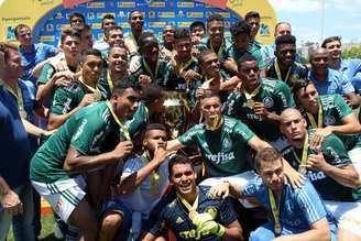Jogadores do sub-20 comemoram o título da Copa RS para o Palmeiras (Foto: FGF/Divulgação)