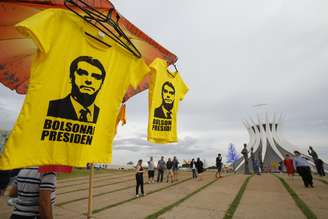Ambulante vende camisetas com a imagem do presidente eleito, Jair Messias Bolsonaro (PSL), em Brasília