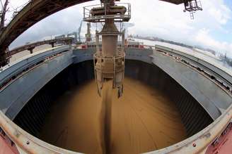 Navio chinês é carregado com soja no Porto de Santos. 19/05/2015. REUTERS/Paulo Whitaker