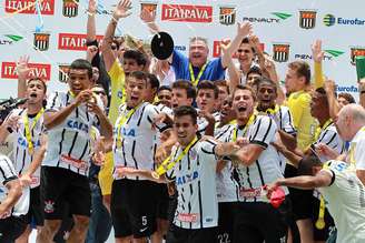Corinthians, o maior campeão da Copinha, comemora título de 2015