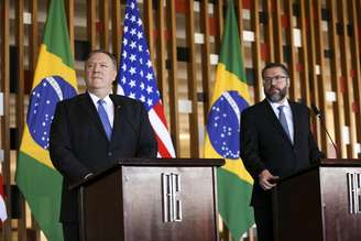 O novo chanceler brasileiro, Ernesto Araújo, e o secretário de Estado dos Estados Unidos, Mike Pompeo, durante entrevista coletiva no Palácio do Itamaraty
