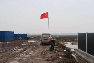Bandeira da China em terreno onde será construída fábrica da Tesla em Xangai
16/12/2018 REUTERS/Yilei Sun 