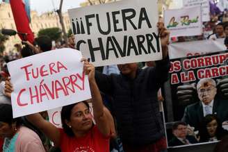 Manifestantes protestam contra procurador-geral peruano, Pedro Chávarry, em Lima 03/01/2019 REUTERS/Mariana Bazo