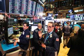 Operadores no pregão da Bolsa de Valores de Nova York. 28/12/2018. REUTERS/Jeenah Moon 