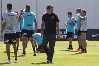 Fábio Carille orienta os jogadores do Timão em treino (Foto: Daniel Augusto Jr./Agência Corinthians)