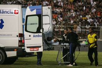 Fessin teve que deixar o campo de ambulância após uma fratura