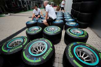 Mecânicos e pneus Pirelli durante GP da Rússia
27/09/2018
REUTERS/Maxim Shemetov