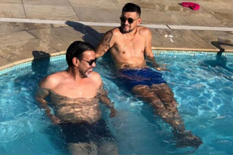 Arrascaeta mostrou que está tranquilo com a sua saída do Cruzeiro e postou iuma foto ao lado do seu agente em uma piscina- Reprodução