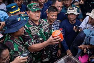 Comandante da Marinha da Indonésia, almirante Yudo Margono, segura caixa-preta de avião da Lion Air encontrada por mergulhadores 14/01/2019 Antara Foto/Aprillio Akbar/via REUTERS