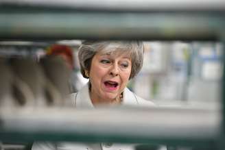 Primeira-ministra britânica, Theresa May, em fábrica no Reino Unido
14/01/2019 Ben Birchall/Pool via REUTERS 