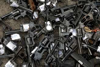 Armas confiscadas pela Polícia Federal ou entregues pela população durante campanha de desarmamento são fotografadas antes de serm destruídas no Rio de Janeiro
02/06/2017
REUTERS/Ricardo Moraes