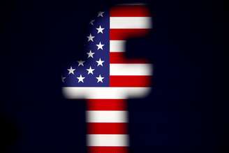 Um logotipo em 3D é mostrado em frente a uma bandeira dos Estados Unidos. 18/03/2018. REUTERS/Dado Ruvic/Illustration 