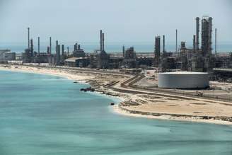 Vista de uma refinaria da Saudi Aramco na Arábia Saudita. 21/05/2018. REUTERS/Ahmed Jadallah