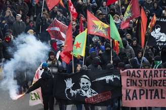 Protesto em Berna, capital da Suíça, contra o Fórum Econômico Mundial fala em "matar Bolsonaro"