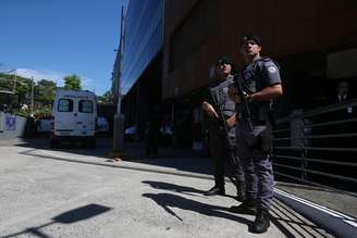 Policiais em frente ao hospital Albert Einstein por ocasião da cirurgia de Bolsonaro 27/01/2019 REUTERS/Amanda Perobelli